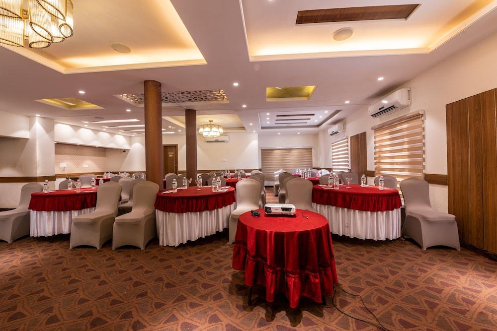 Hotel Treebo Trend Surya Nashik Exterior foto